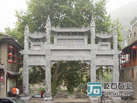    農(nóng)村村口安裝的三門(mén)石牌坊